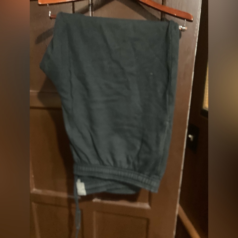 Gap black sweatpants 2XL
Two pockets on the side 
One pocket on back right